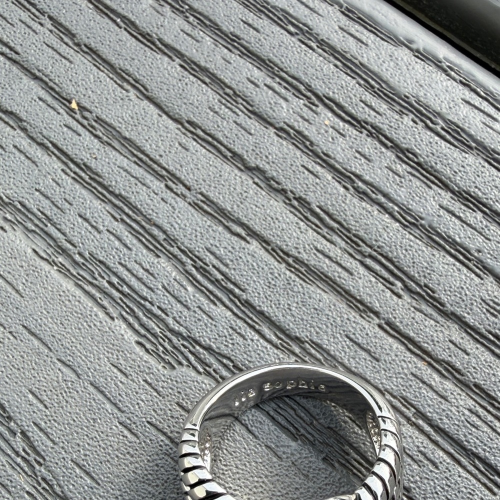 ❄️ Lia Sophia Silver Textured Ring - Picture 2 of 3